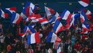 Aficionados de Chivas con banderas en tribunas