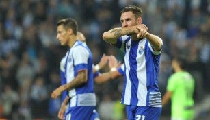 Miguel Layún festeja un gol con el Porto