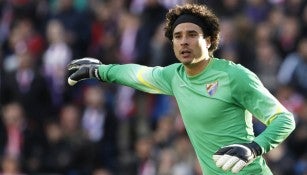 Guillermo Ochoa da indicaciones en juego del Málaga