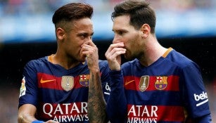 Neymar dialoga con Messi en el Camp Nou