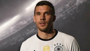 Lukas Podolski, en presentación de nueva camiseta de Alemania