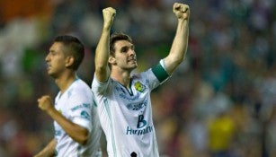 Mauro Boselli festeja una anotación con León