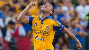 Jesús Dueñas festeja una anotación con Tigres