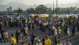 La gente llega al Azteca a minutos de iniciar el partido