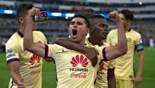 Martínez celebra su gol ante la tribuna