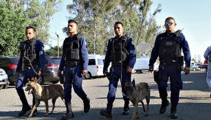 Elementos de policía en las cercanías del Estadio León 