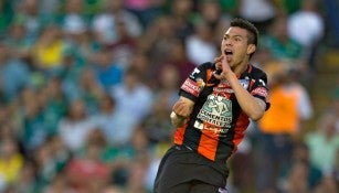 Lozano festeja un gol con Pachuca