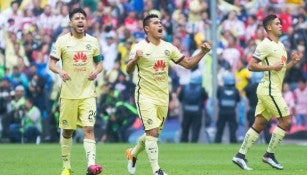 Jugadores de América celebran un tanto