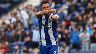 Miguel Layún festeja un gol con el Porto