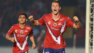 Furch festejando un gol en compañía de Villalva