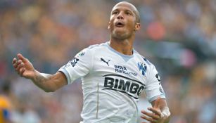 Carlos Sánchez celebra un gol con Rayados