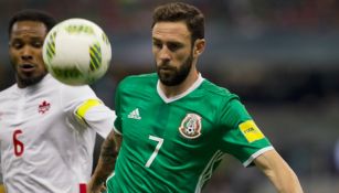 Miguel Layún en un partido con la Selección Mexicana