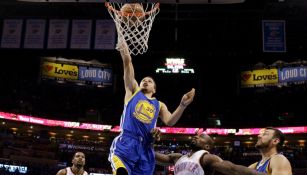 Stephen Curry de los Warriors encesta en el duelo frente a Oklahoma