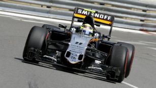 Checo conduce su monoplaza en Monte Carlo