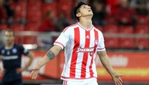 Alan Pulido, mirando al cielo en un duelo del Olympiacos