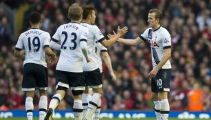 Jugadores de Tottenham celebran gol 