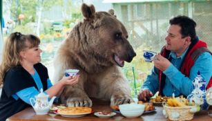 La pareja comparte la mesa con el mamífero de 140 kg