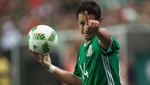 Chicharito agarra el balón durante un juego del Tri