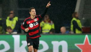 Chicharito dedica un gol en un partido del Bayer Leverkusen