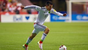 Hirving Lozano conduce el balón en juego contra Canadá