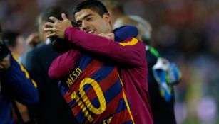 Luis Suárez celebra con Lionel Messi