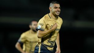 Alcoba celebrando un tanto con los Pumas de la UNAM