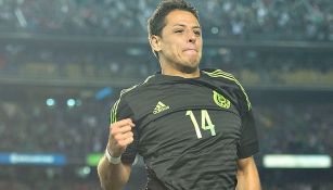 Chicharito festeja su gol contra Chile