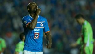 Joffre Guerrón celebra un gol de Cruz Azul