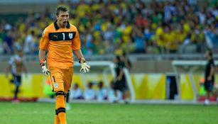 Muslera, celebrando durante un partido con Uruguay