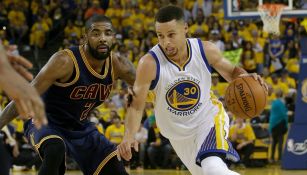 Curry trata de evadir la marca de Irving