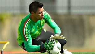 Talavera ataja un balón en entrenamiento del Tri