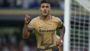 Ismael Sosa festeja un gol con Pumas