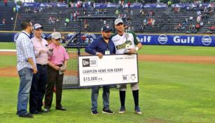 Alex Liddi posa con el cheque y el trofeo