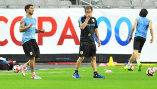 Tabárez observando el entrenamiento de Luis Suárez