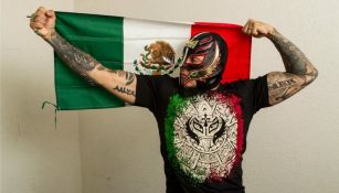 Rey Mysterio posa con la bandera nacional para la lente de RÉCORD