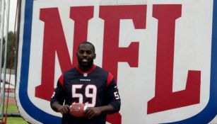 Whitney Mercilus convivió con niños durante una clínica en el IPN