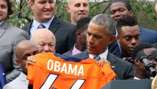 Barack Obama posa con un jersey personalizado del equipo