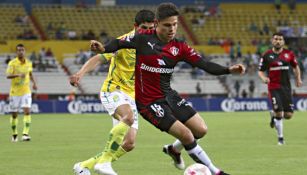 Alfonso González conduce el balón en juego de Atlas