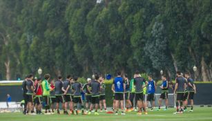 Los jugadores de México escuchando las indicaciones de JC Osorio