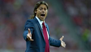 Almeyda reclama en un partido de Chivas