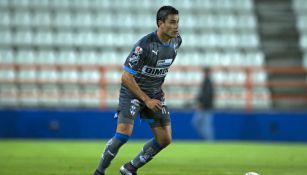 Pablo Barrera conduce el esférico en partido con Monterrey