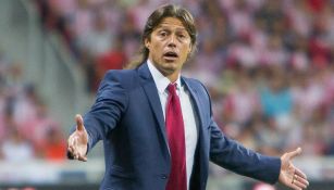 Matías Almeyda da indicaciones en partido  de Chivas