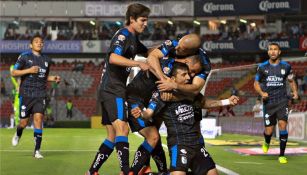 Jugadores del Querétaro festejan un gol en el C2016