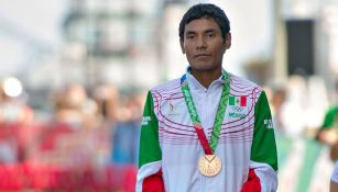 Daniel Vargas, atleta mexicano, durante el recibimiento de medallas