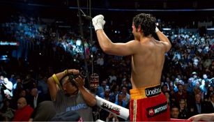 Julio César Chávez jr celebrando 