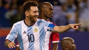 Lionel Messi festeja uno de sus goles contra Panamá 