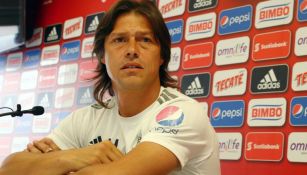 Matías Almeyda, en una conferencia de prensa con Chivas