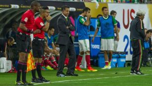 Juan Carlos Osorio observa el juego del Tri frente a Venezuela