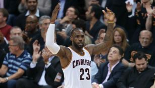 LeBron James festeja durante el partido contra Warriors