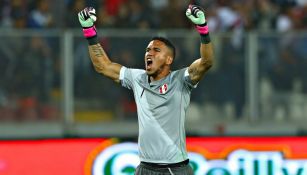 Pedro Gallese festeja un gol de Perú contra México